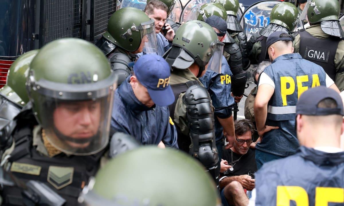 Incidentes en inmediaciones del Congreso: detuvieron al padre Paco Olveira en la marcha de jubilados