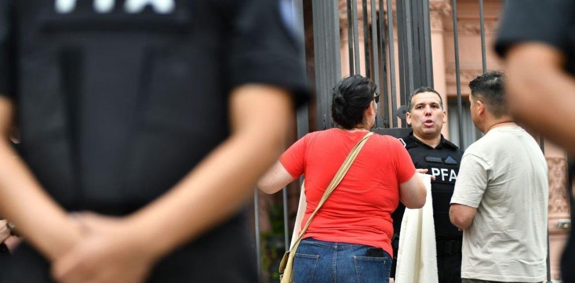 Protesta policial en Casa Rosada: agente denunció salario de 700 mil pesos y pidió respuestas al Gobierno