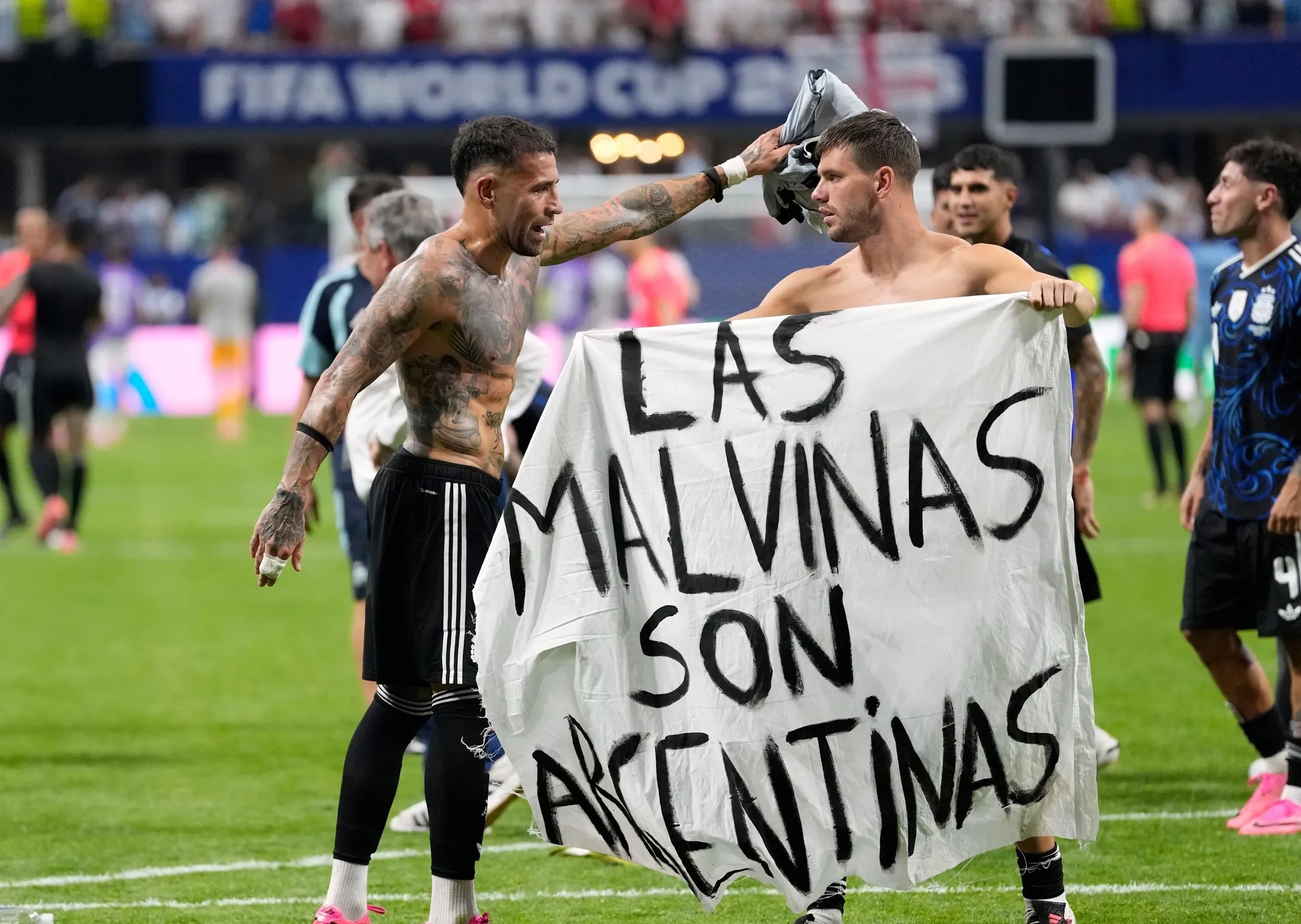 La indignación de los medios británicos por la bandera de Malvinas que desplegaron los jugadores de Argentina: "Repugnante"