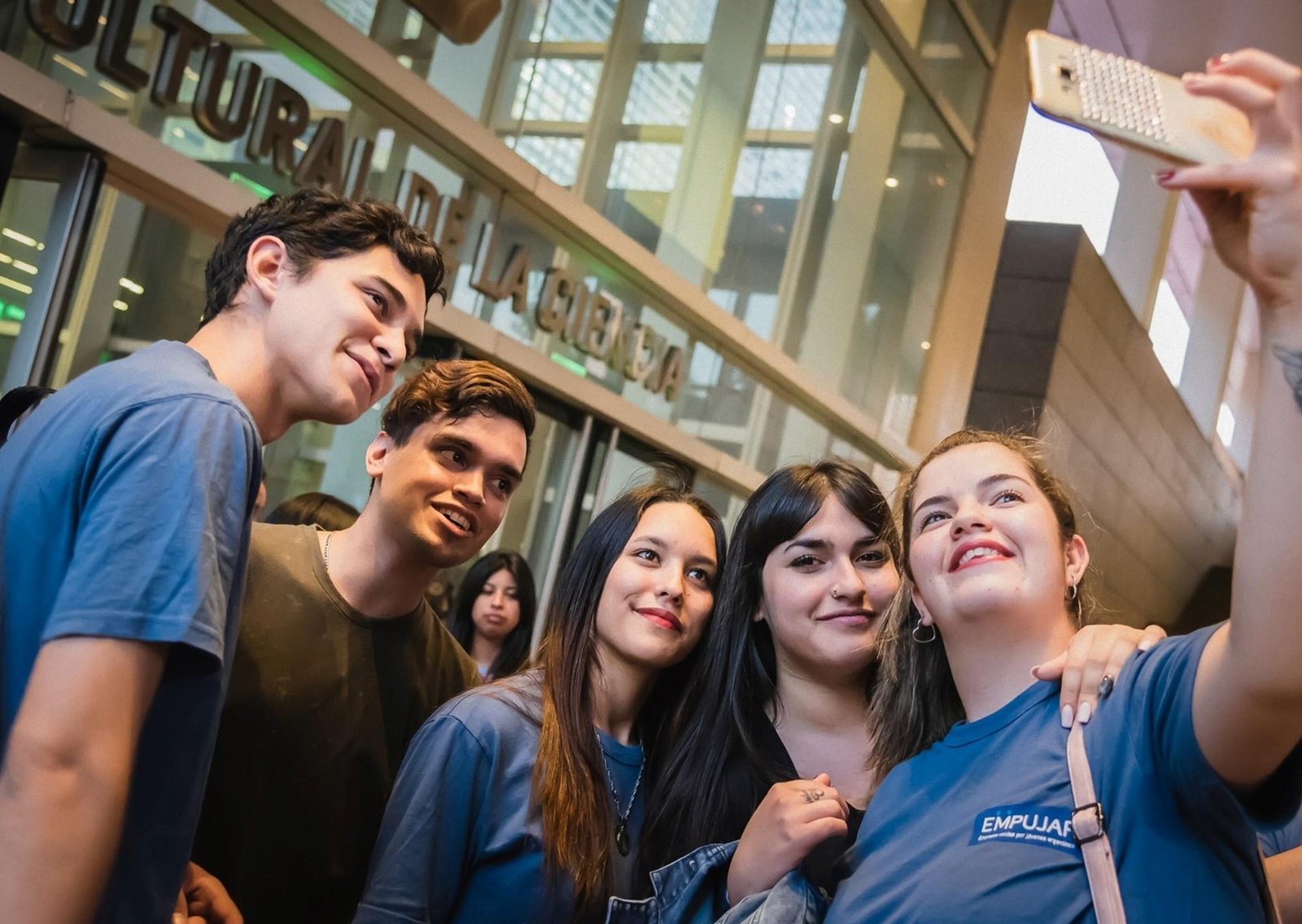 Capacitan gratis a 500 jóvenes sin experiencia para conseguir su primer empleo: cómo anotarse