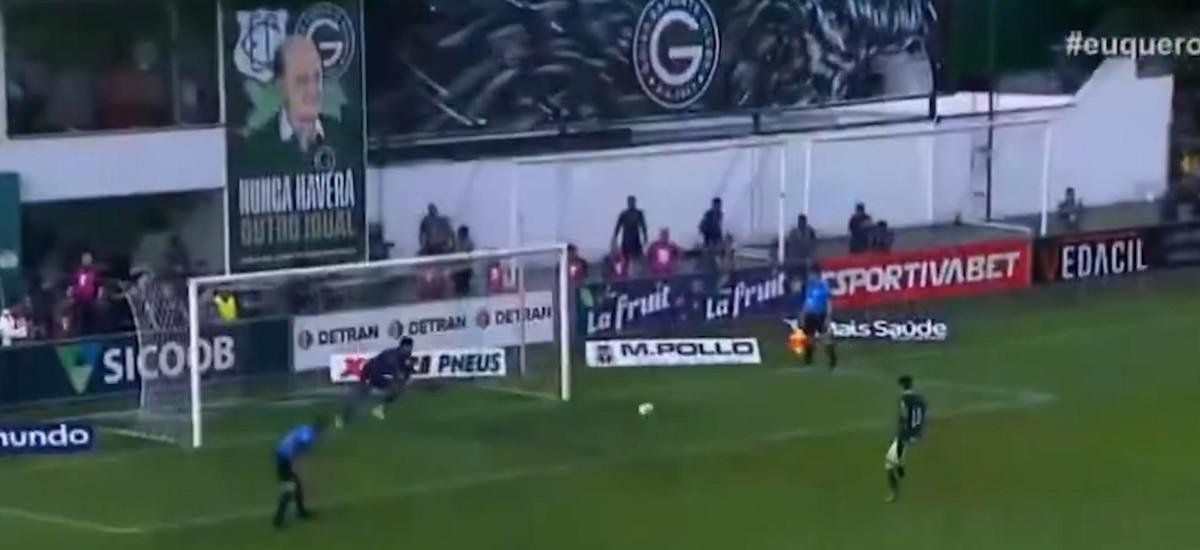 El peculiar método de un futbolista para patear un penal decisivo en Brasil que recorre el mundo