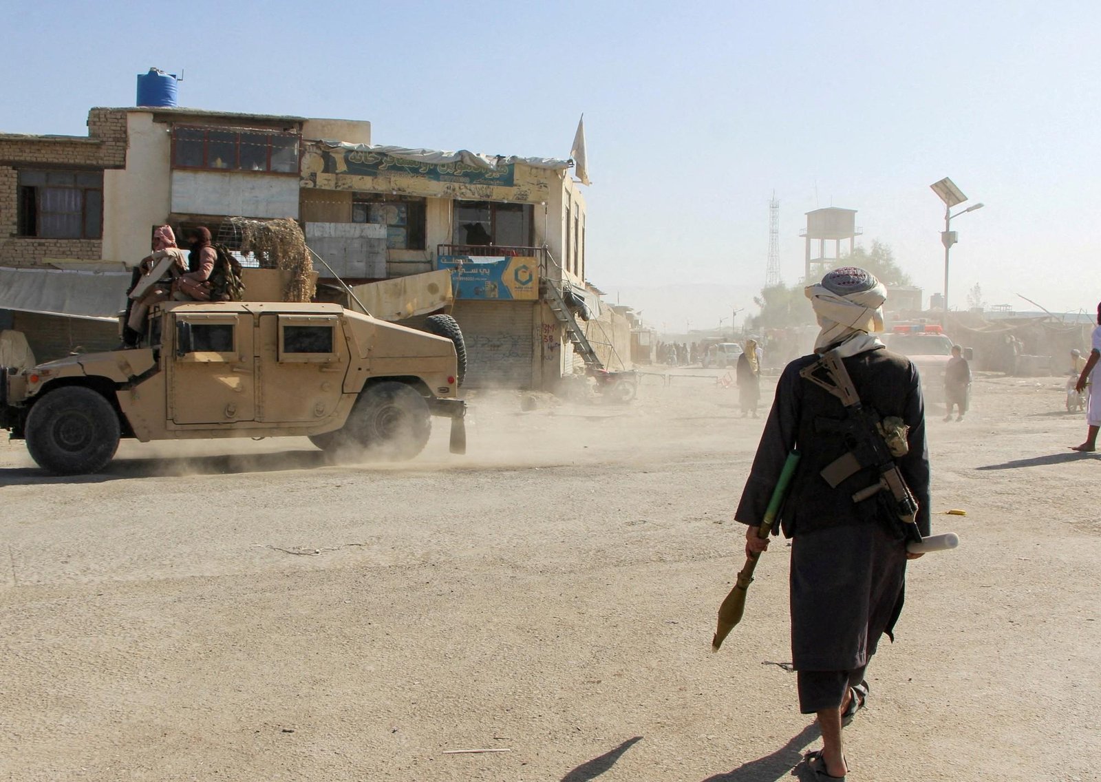 Pakistán bombardeó Kabul y le declaró la guerra al gobierno talibán de Afganistán