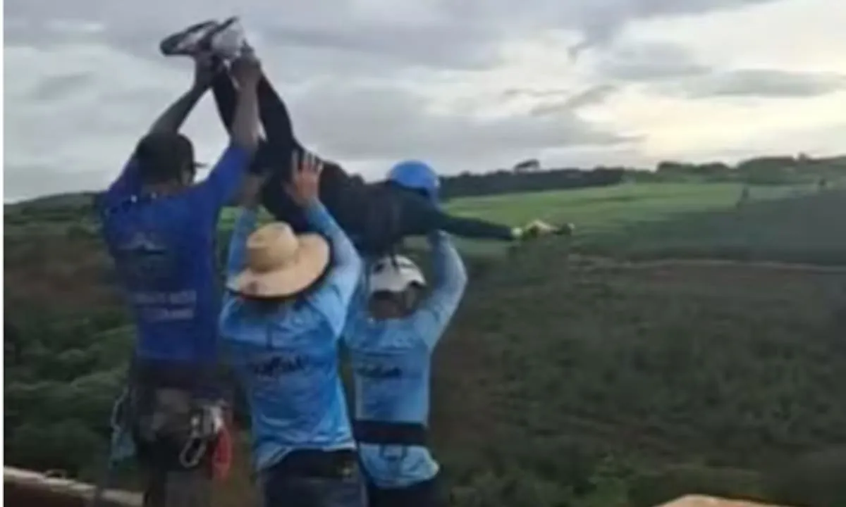 Una joven de 21 años murió después de ser lanzada sin cuerdas en un salto de bungee jumping