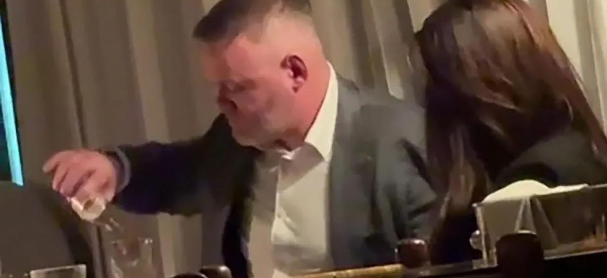 Las imágenes de una leyenda del fútbol “en mal estado” durante una fiesta sin su esposa que dio que hablar en Europa