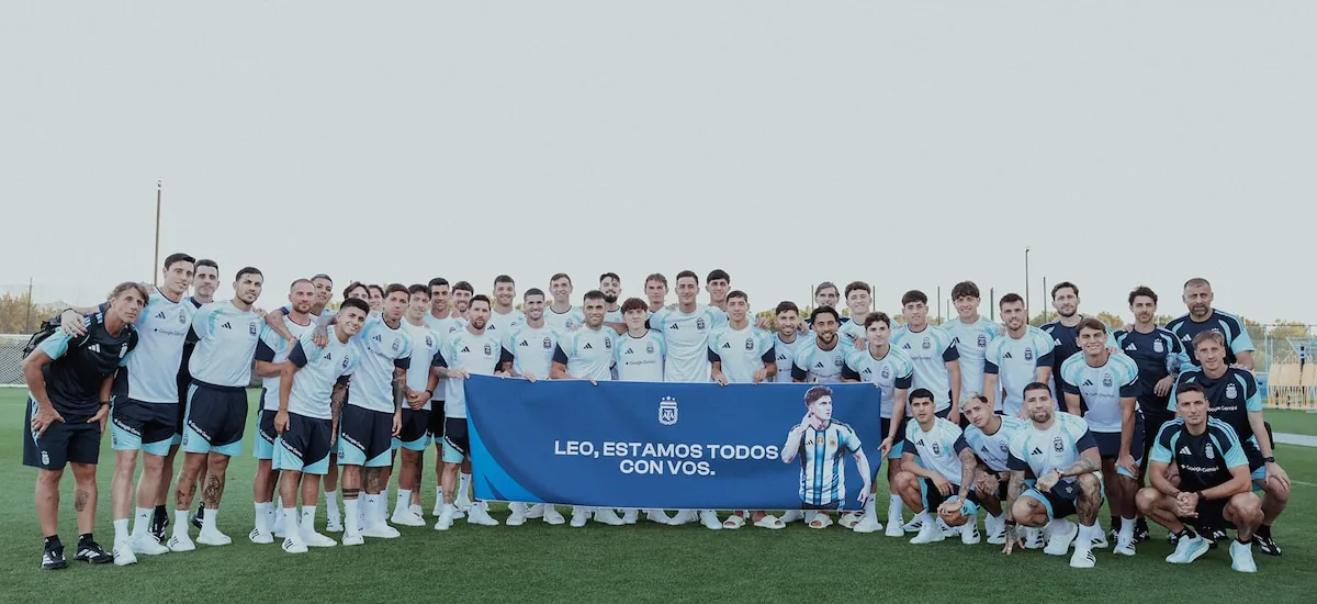 La reacción de Balerdi tras el cariñoso gesto de los jugadores de Argentina a horas del debut en el Mundial: “Despertarme y ver esta foto me emociona mucho”