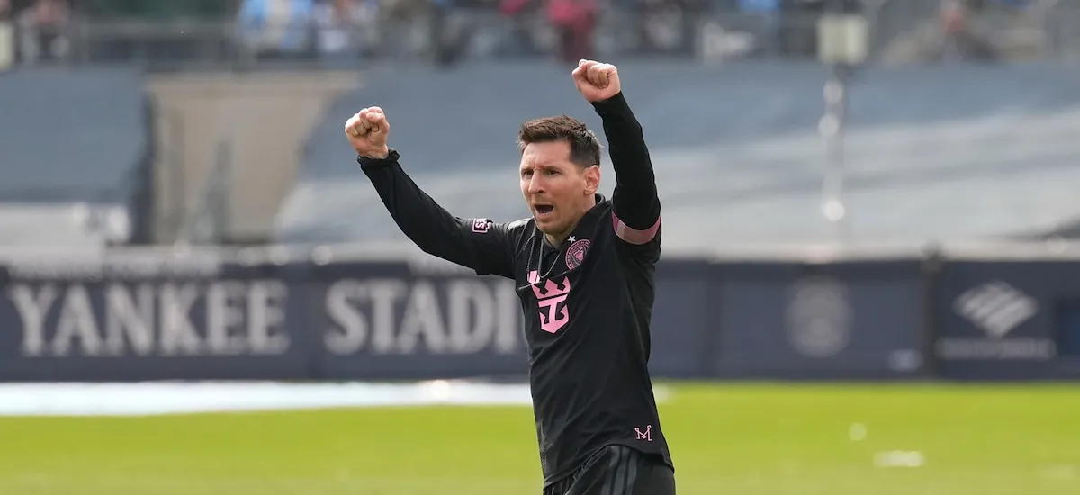 A cuánto quedó Messi de convertirse en el futbolista con más goles de tiro libre: la pelea de los 1000 gritos con Cristiano Ronaldo