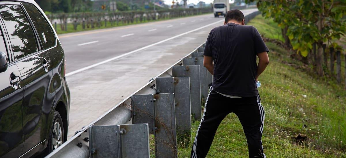 Ya es oficial | La Policía te multará por orinar en la calle o emborracharse en la vía pública