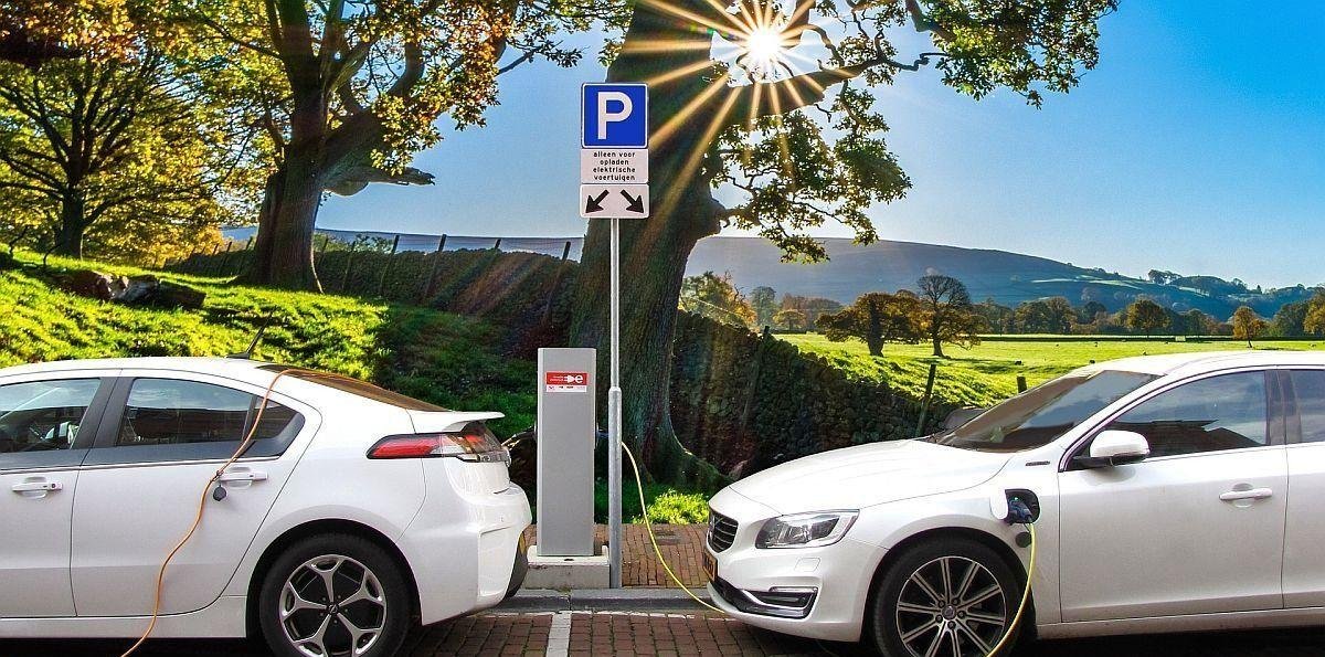 Por qué los híbridos enchufables ganan terreno frente a los autos eléctricos puros