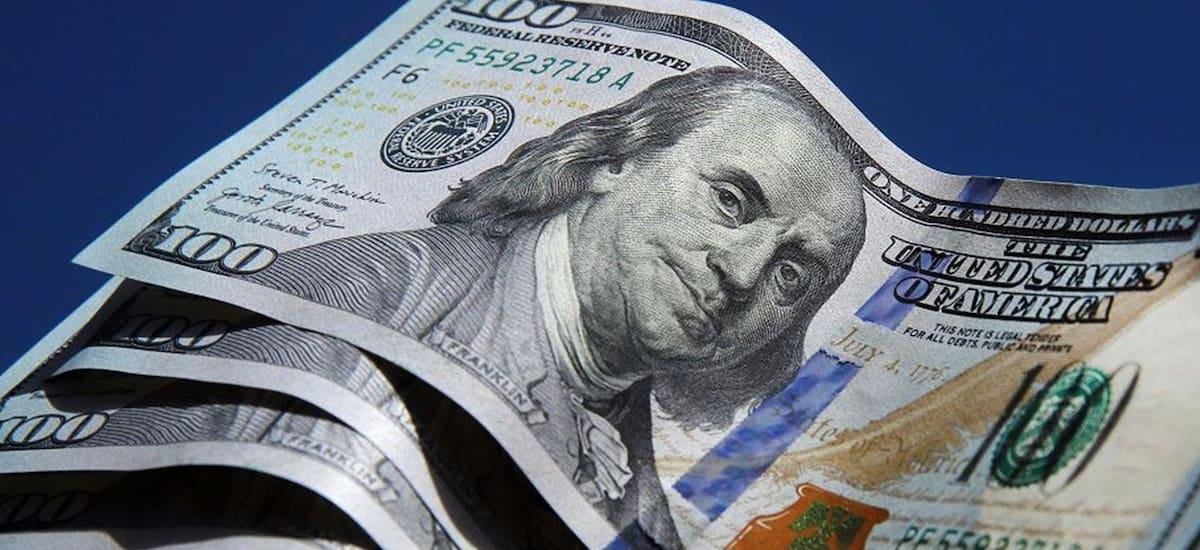 Fuerte baja del dólar blue: queda por debajo del oficial y la brecha vuelve a ser negativa - El Cronista