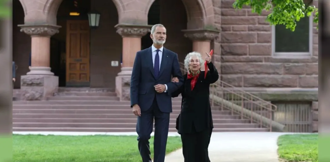 Margaret Atwood recibió el Premio Joan Margarit y defendió a la poesía como refugio frente a los autoritarismo...