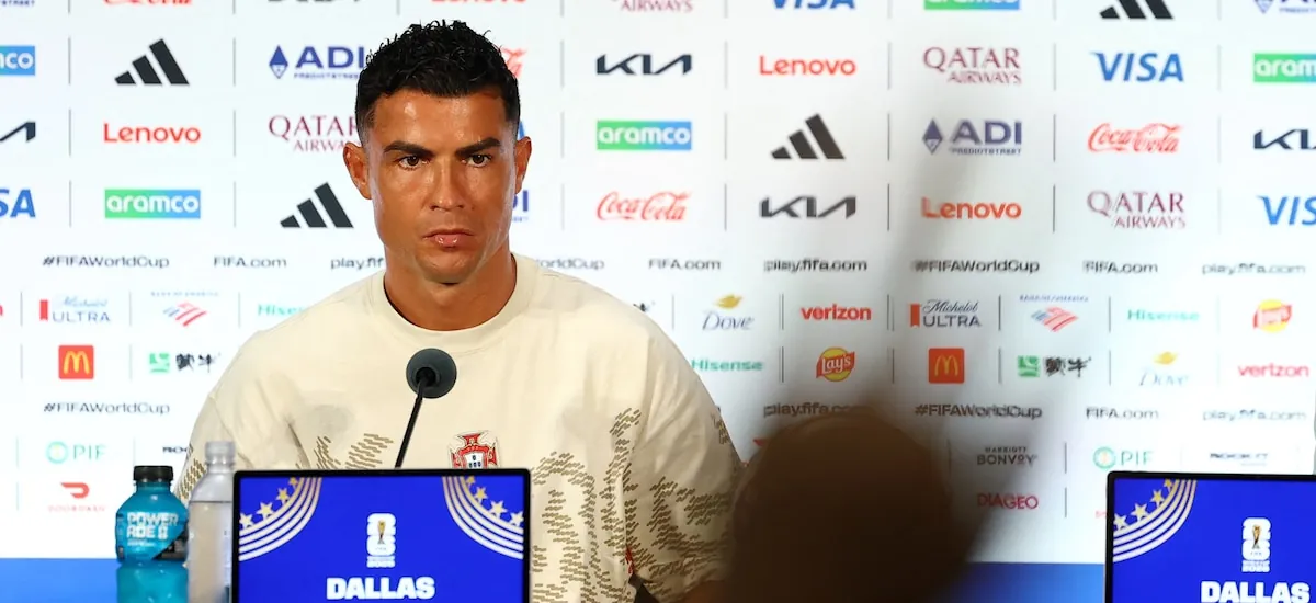 El tenso cruce de Cristiano Ronaldo con un periodista antes de Portugal-España y su peculiar diálogo con una azafata argentina