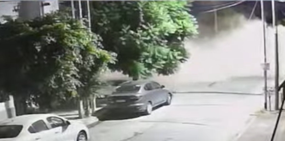 Video: así fue el momento en el que se derrumbó un galpón y aplastó un Mercedes Benz de colección