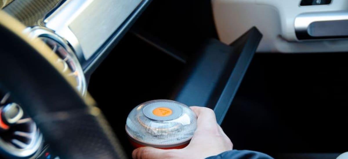 ¿Adiós a la V-16? Detienen a un conductor que tenía la baliza en el coche, pero la DGT lo multó igual: qué sucedió