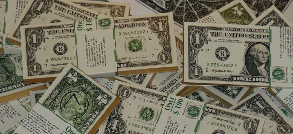 De money market a bonos: la nueva estrategia del mercado que puede aliviar al riesgo país