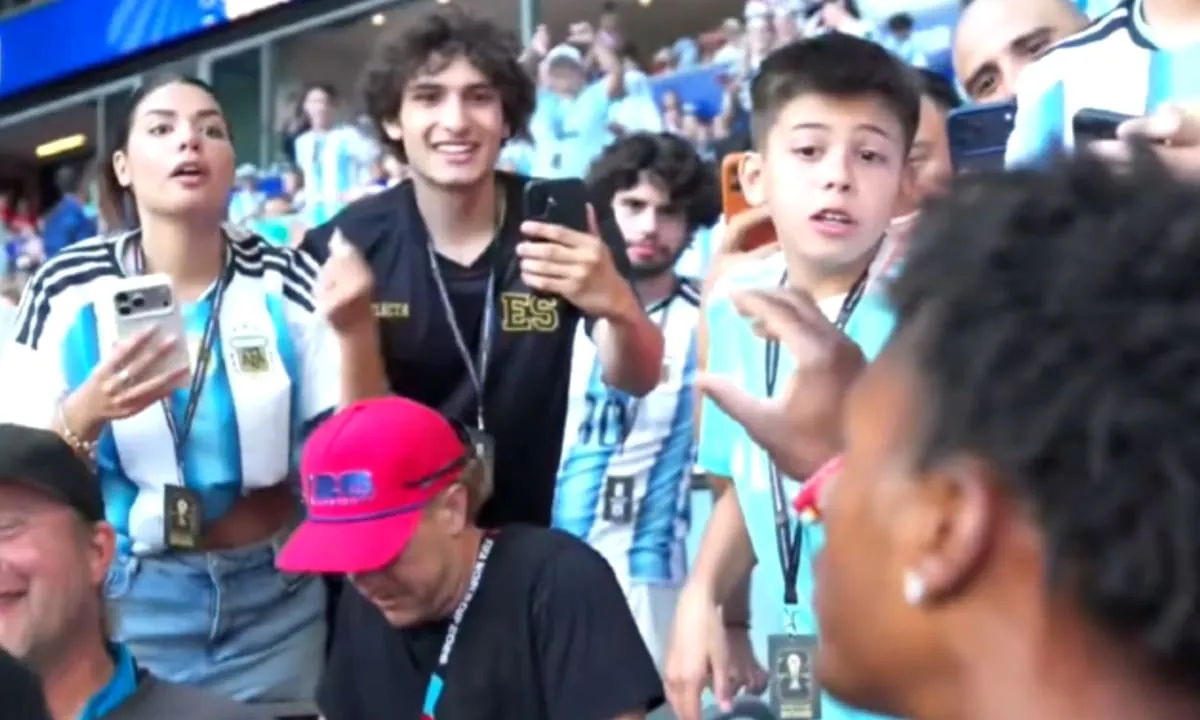 FIFA abrió una investigación por insultos racistas tras el cruce de una hincha argentina y el streamer Speed