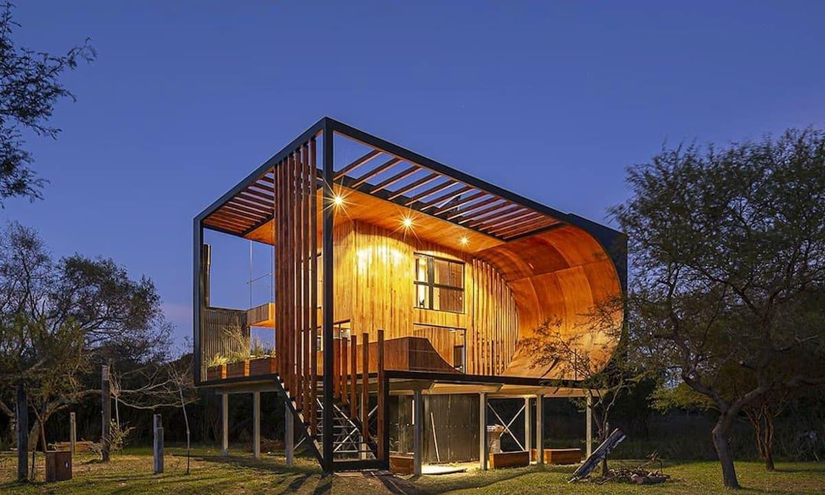 Cómo es la casa que se construyó en el Delta con una pista de skate en su fachada