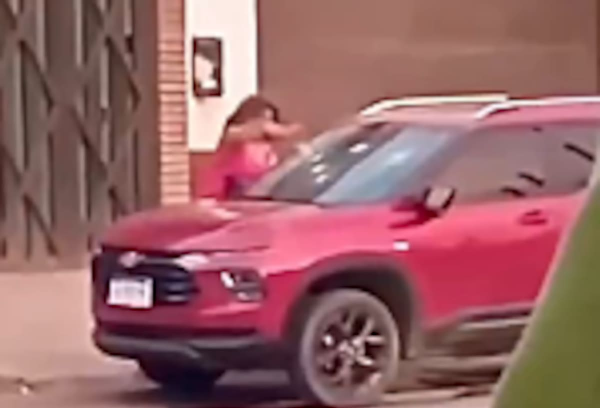 Estalló de furia en plena calle: sacó un martillo de la cartera y destrozó la camioneta de su expareja