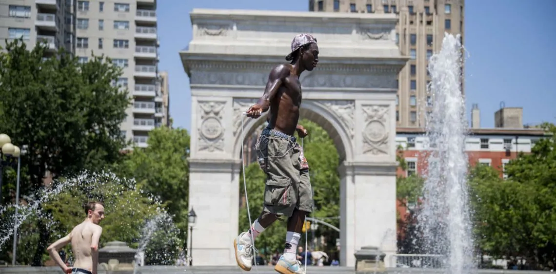 Estados Unidos enfrenta una ola de calor que obligó a suspender festejos del 4 de Julio y generó alertas para...