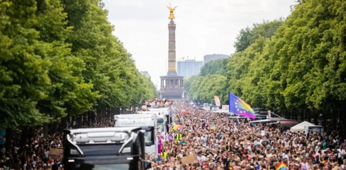 Un vehículo atropelló a una multitud durante el Día del Orgullo en Berlín: un muerto y 15 heridos