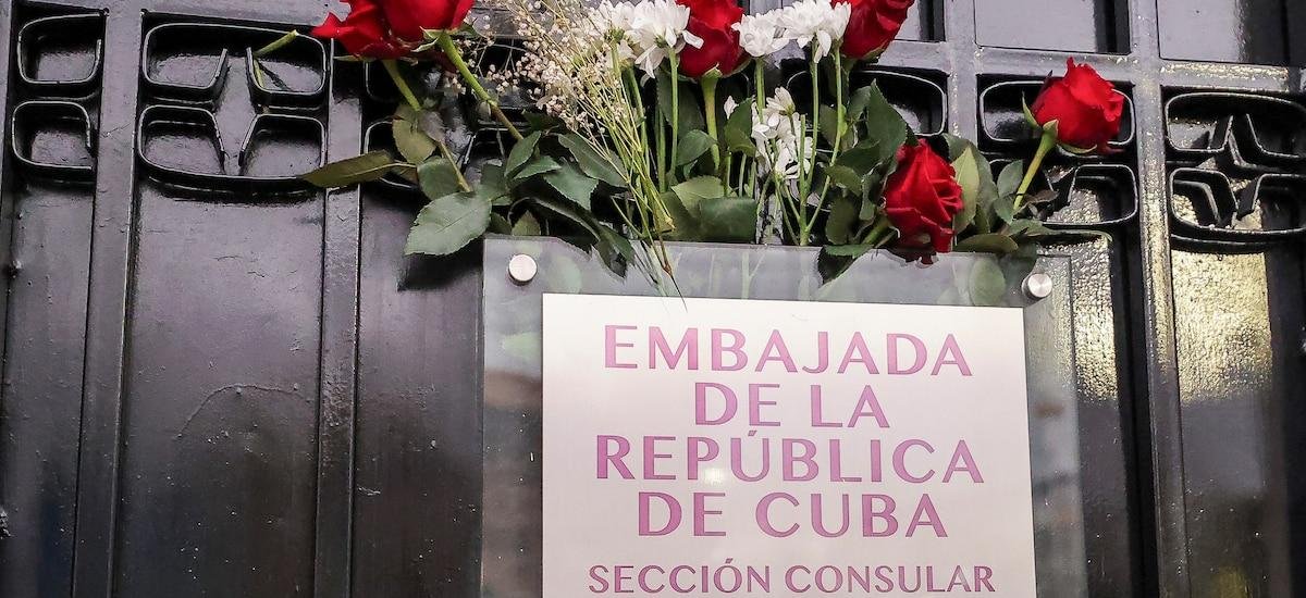 Ecuatorianos se concentran frente a la embajada de Cuba tras la expulsión de diplomáticos