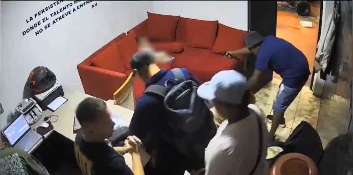 Cuatro ladrones irrumpieron en una concesionaria y amenazaron con matar a una pequeña niña frente a los empleados