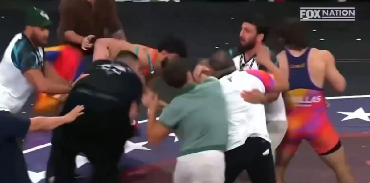 Una batalla campal en la Real American Freestyle terminó con un peleador ensangrentado