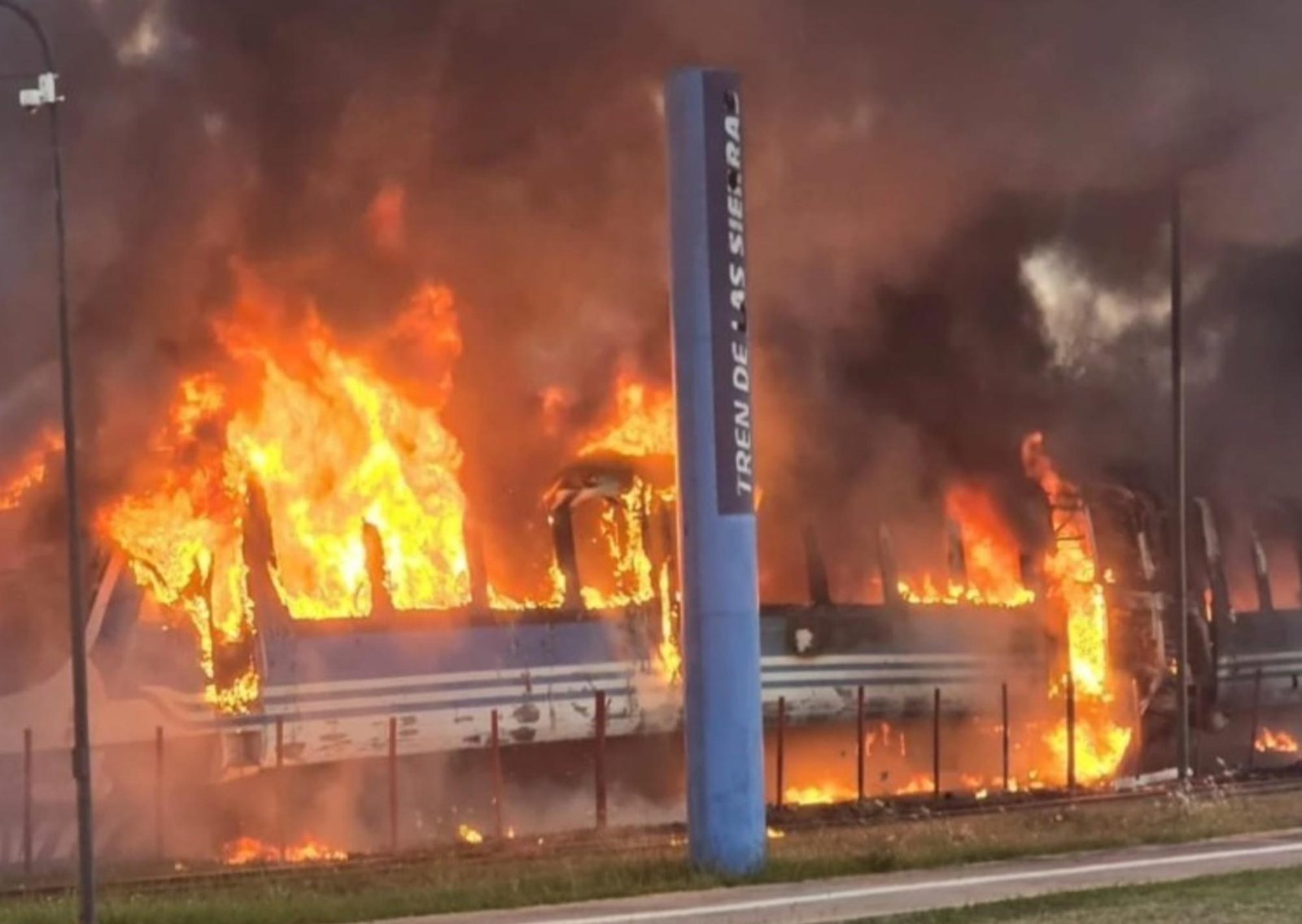 Se incendió un tren con más de 120 pasajeros en Córdoba: “El fuego no paraba”