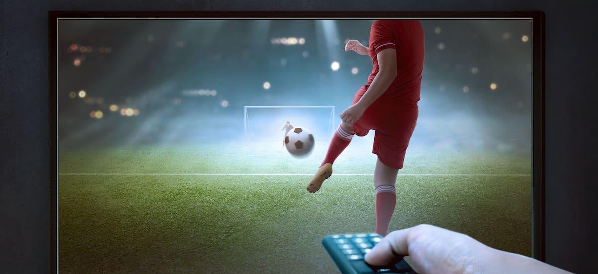 Un hombre es despedido tras pasar 57 horas laborales viendo fútbol y denuncia a la empresa para reclamar una mayor liquidación