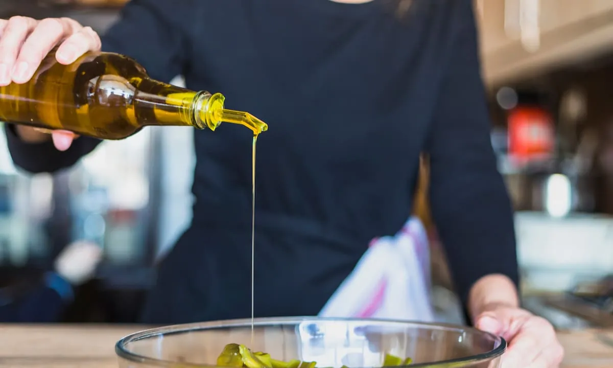 La Anmat prohibió un aceite de oliva, un dentífrico y un desinfectante para piletas por riesgos para la salud