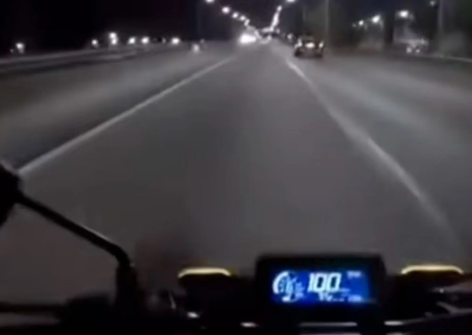 Rápidos y furiosos: motochorros le roban a un motociclista cuando iba a 100 kilómetros por hora y todo fue filmado