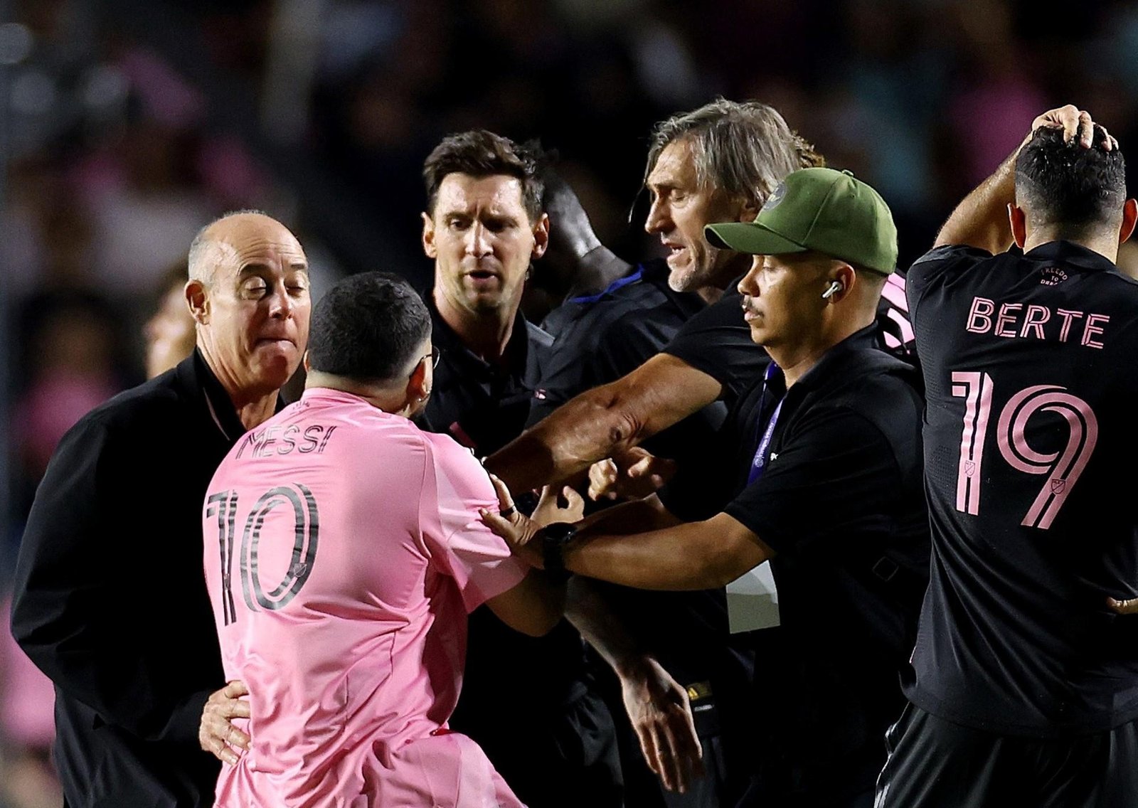 Peligro máximo con Lionel Messi en Puerto Rico: hizo un golazo de penal para Inter Miami pero un hincha lo tackleó y tiró al piso a tres meses del Mundial 2026