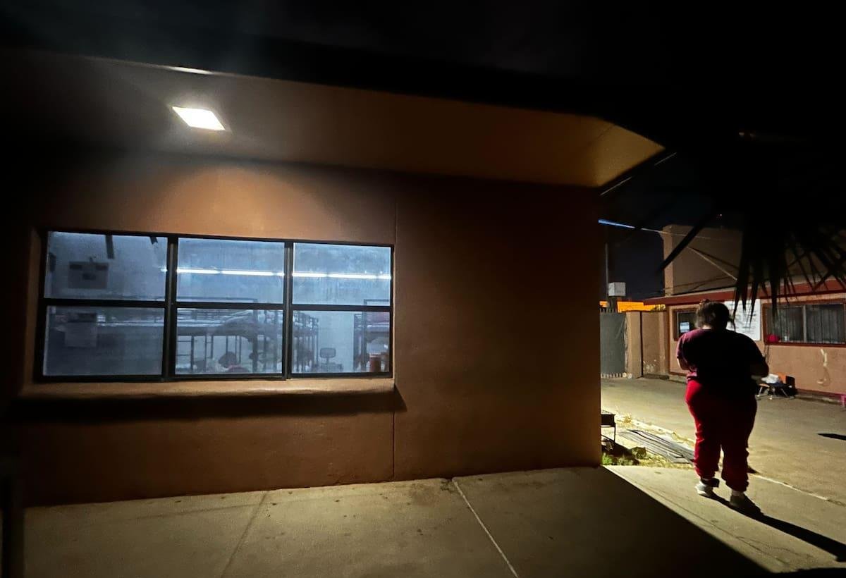 Familias inmigrantes relatan duras condiciones de vida en centro de detención de Texas