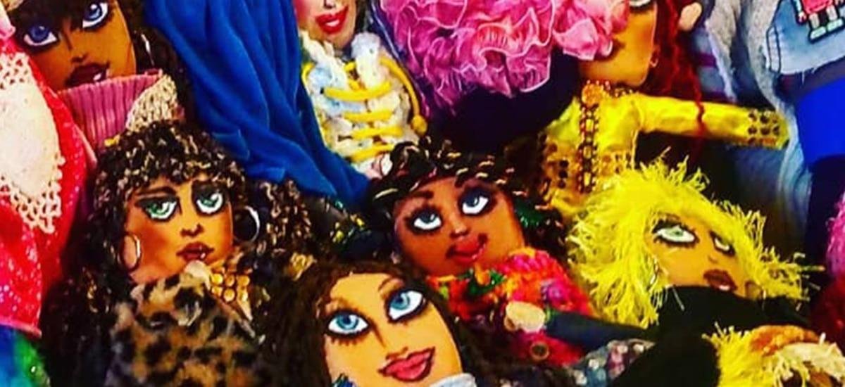 300 muñecas “Emperifolladas”: una artista plástica las creó junto a su madre con Alzheimer en pandemia y se exhiben en una muestra