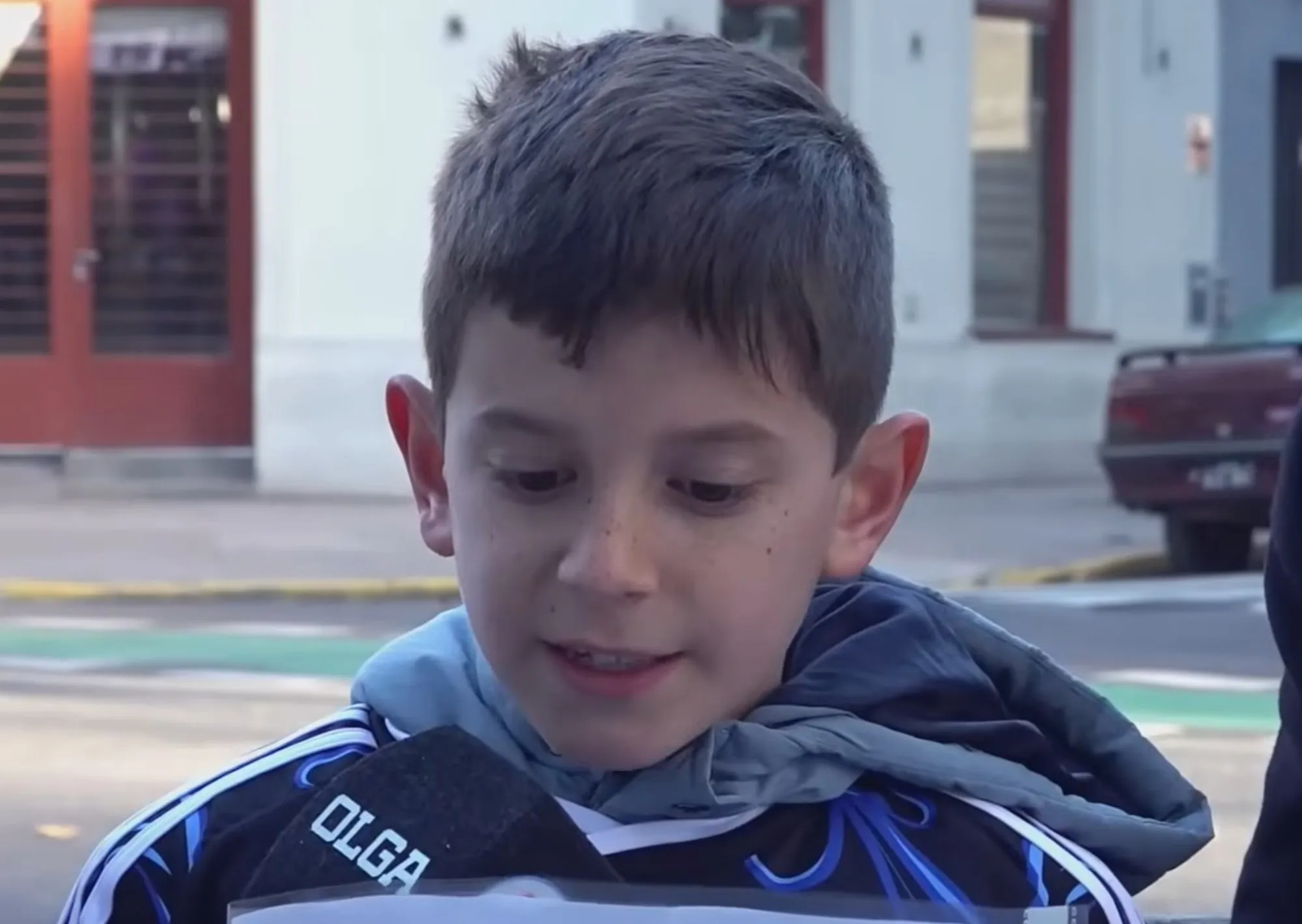 "Gracias por acompañar mi infancia": la emotiva carta que le dedicó un mini hincha a Messi por su cumpleaños