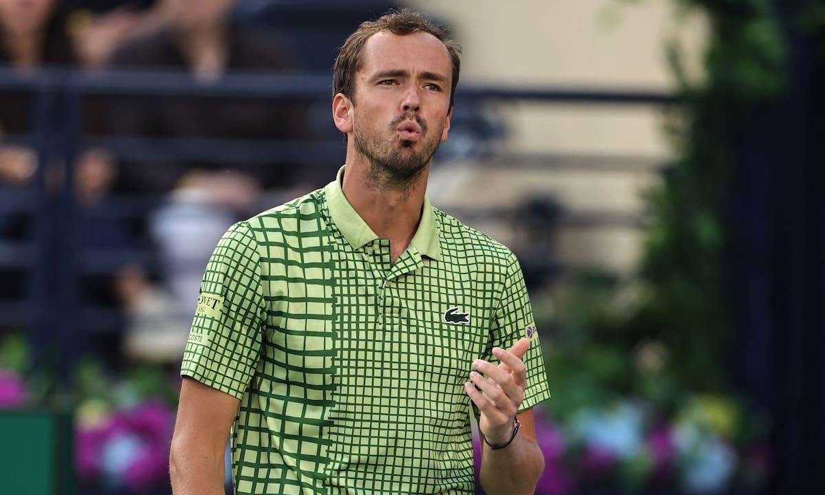 Medvedev ganó el título en Dubái sin jugar, en una jornada marcada por la tensión bélica en Medio Oriente