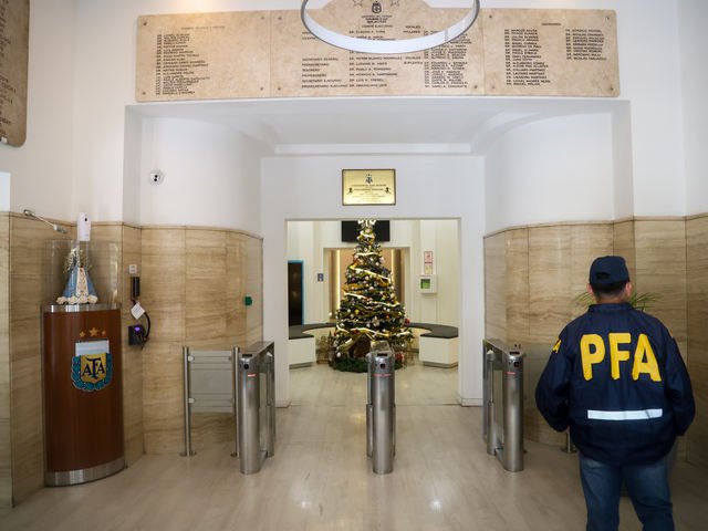 La Justicia allanГі la casa de Faroni, que quiso irse del paГ­s, y encontrГі en la AFA el contrato que lo une a Tapia y Toviggino