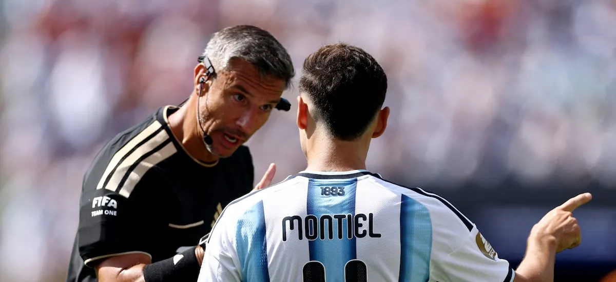 El árbitro que dirigió la final del Mundial entre Argentina y España anunció su retiro del fútbol: el premio que recibió