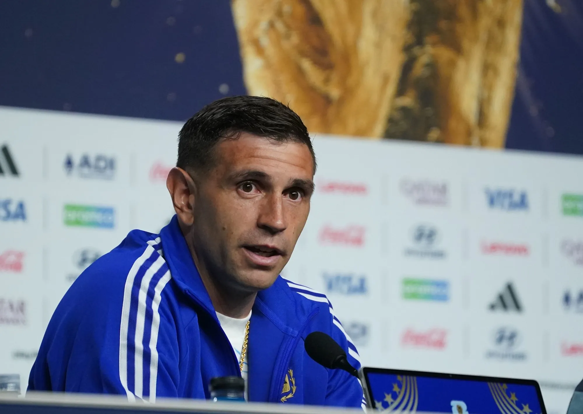 Dibu Martínez reveló que evitó una operación para jugar el Mundial: del "todos me decían que no llegaba" a "me duele todos los días"