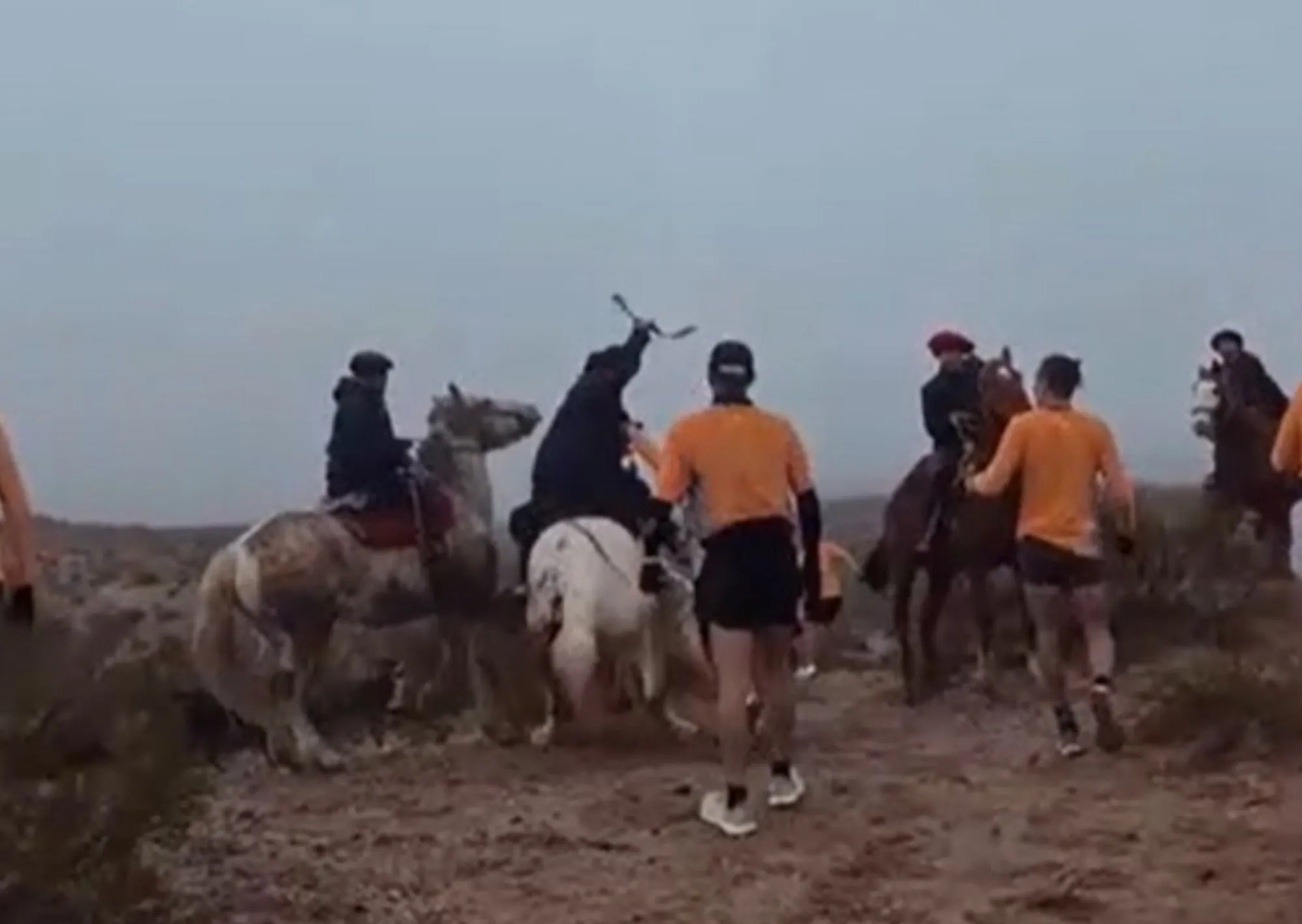 Pedradas y golpes con boleadoras: jinetes atacaron a corredores en una tradicional carrera de montaña en Río Negro