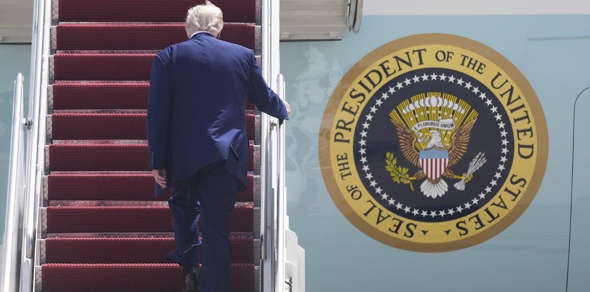 Trump da marcha atrás y restablece acciones legales contra despachos de abogados