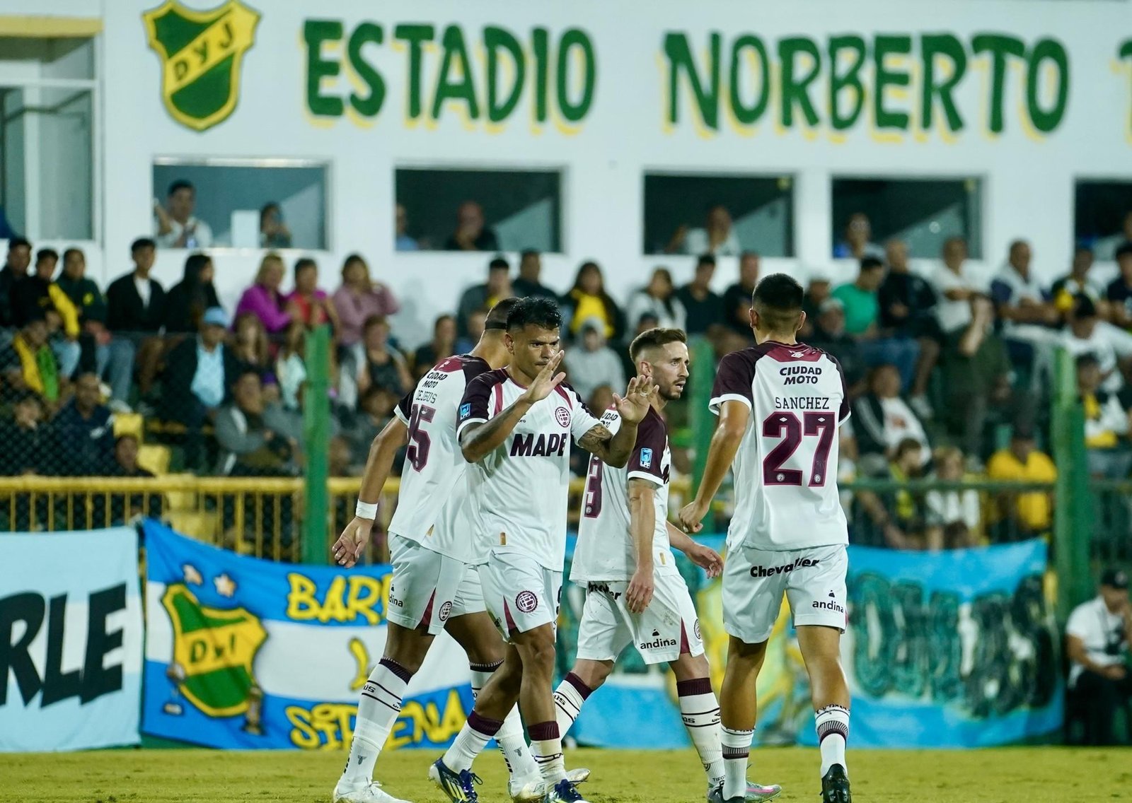Lanús estrenó su título de "recampeón sudamericano" y le empató a Defensa y Justicia con un equipo alternativo