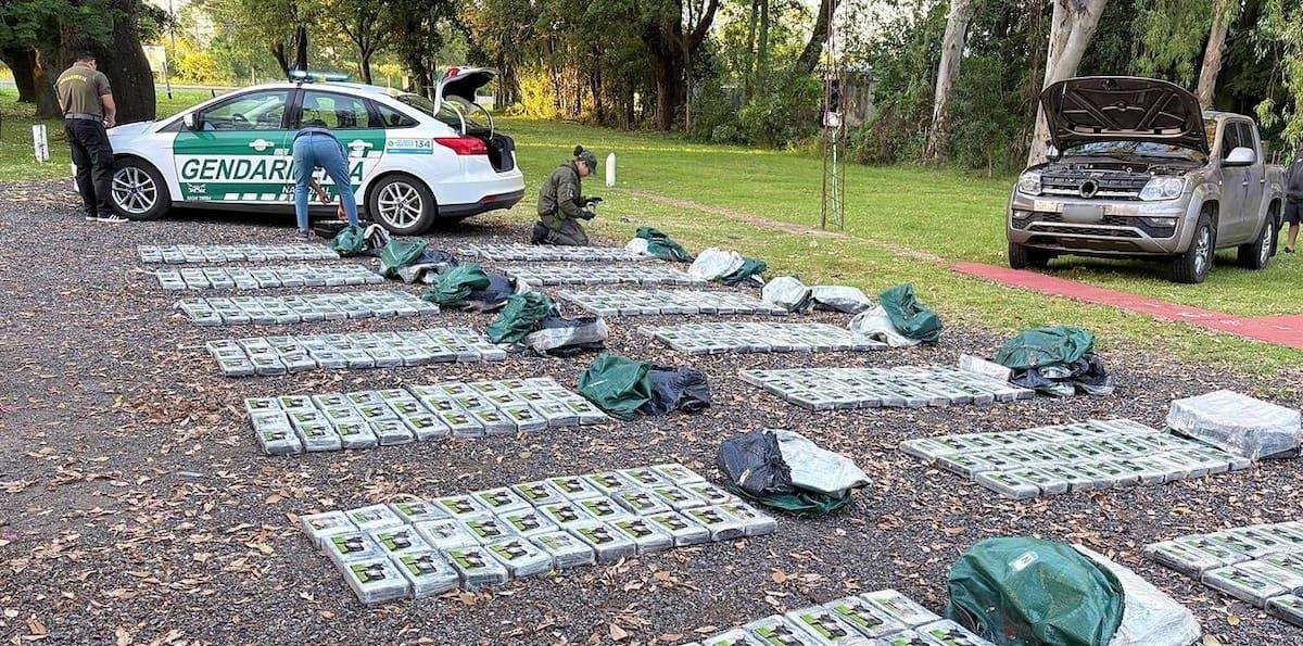 Huyeron a campo traviesa y abandonaron una camioneta con casi media tonelada de cocaína