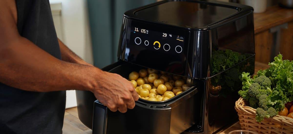 Cómo limpiar la airfryer con bicarbonato y agua caliente de forma rápida y sencilla, según expertos