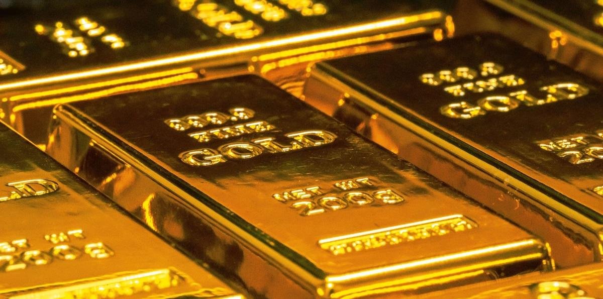 METALES PRECIOSOS-El oro cae ya que fortaleza del dólar contrarresta la huida hacia activos de refugio