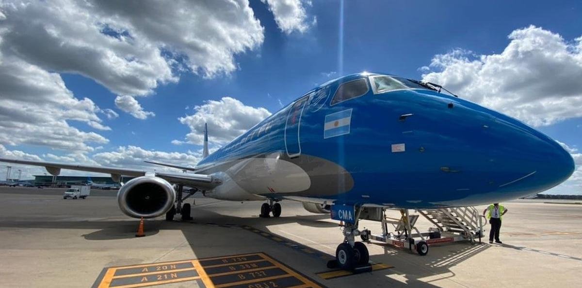 El Gobierno restringió los viajes oficiales en clase ejecutiva y fijó un tope a la cantidad de funcionarios por comitiva