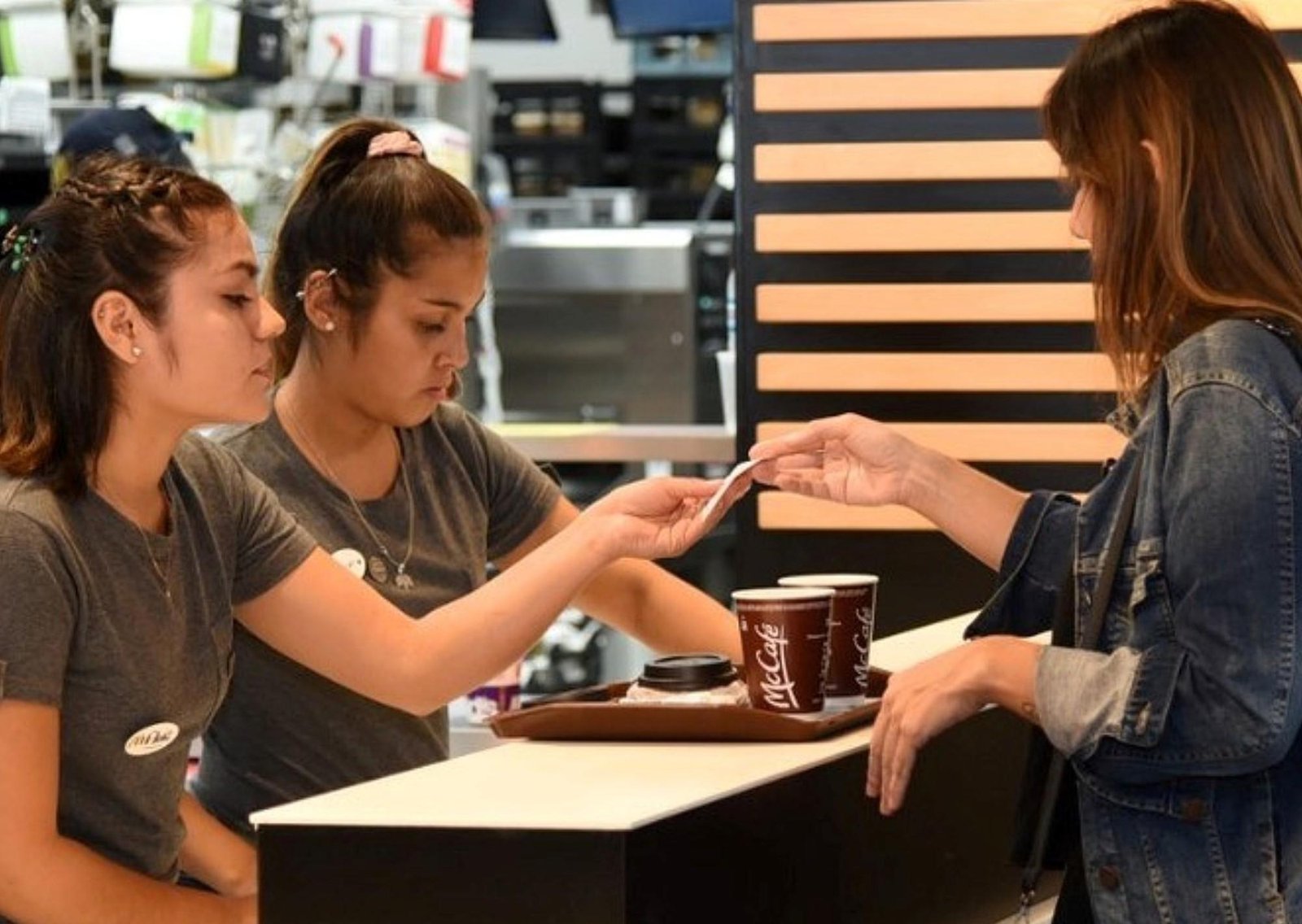 Aumento para empleados de McDonald’s, Burger King y Starbucks: cuánto cobran en marzo de 2026