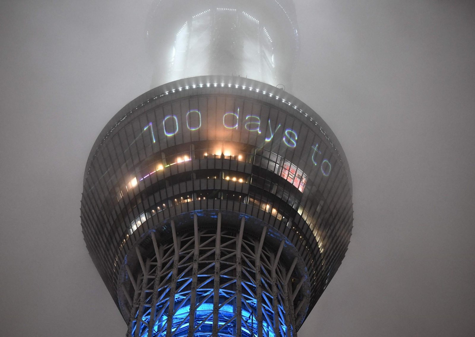 20 personas quedaron atrapadas en un ascensor de la torre más alta de Japón durante casi seis horas