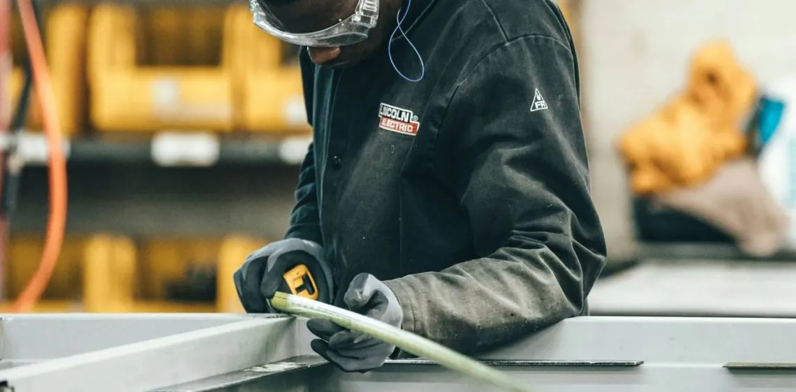 La industria cayó 5,7% interanual en mayo, según el INDEC