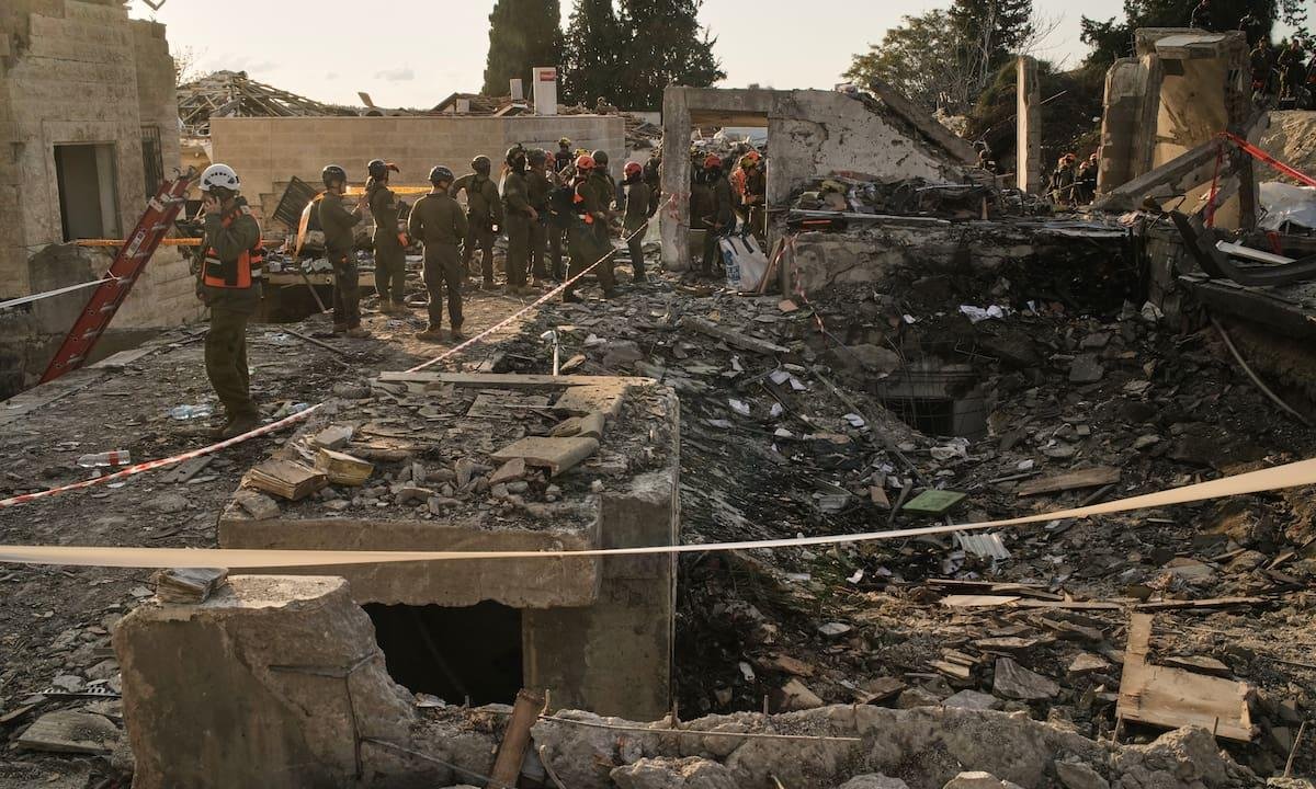 La represalia de Irán golpea a Israel: un misil destruyó un edificio residencial y dejó por lo menos nueve muertos