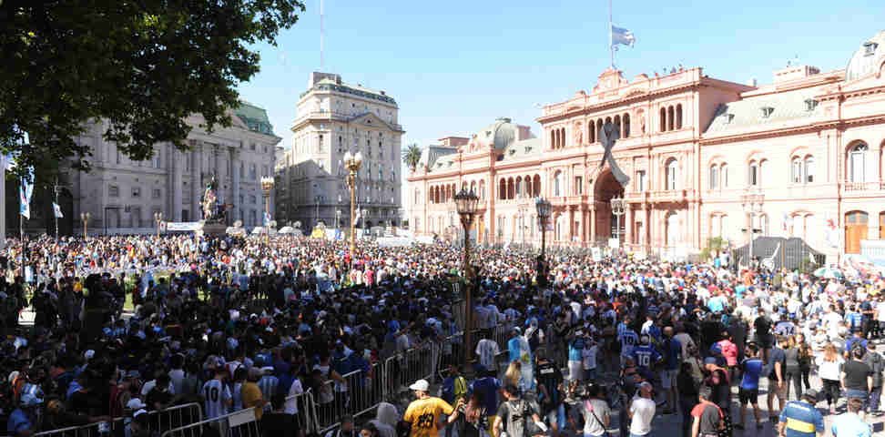 La irrupciГіn barrabrava, el pedido de Cristina Kirchner y los cinco minutos de pГЎnico: el dГ­a que el velorio de Maradona puso en jaque a la Casa Rosada